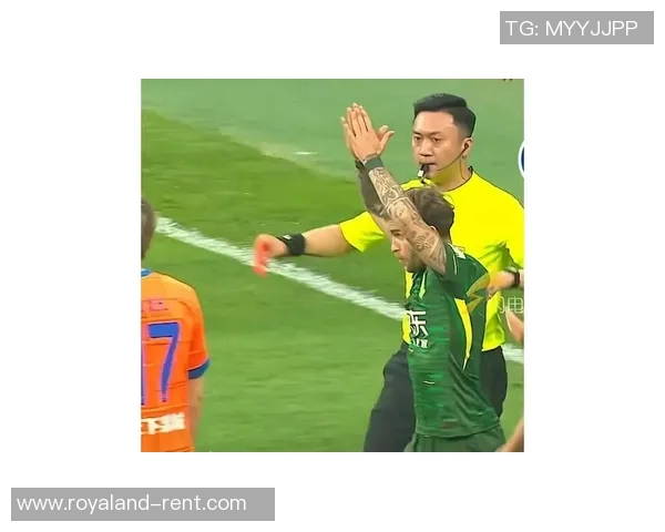 足球明星因争议判罚被裁判禁赛引发球迷热议和媒体关注