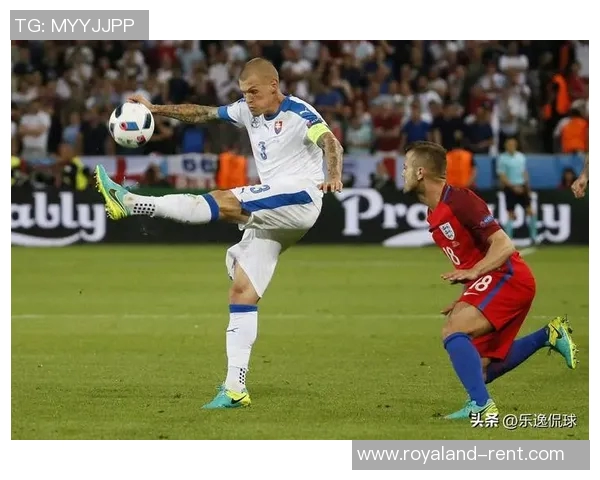 足球明星精彩瞬间高清打门图片展示尽显球场风采与激情